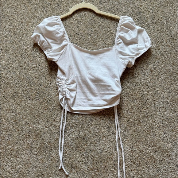 White puffed sleeve top - Picture 2 of 3